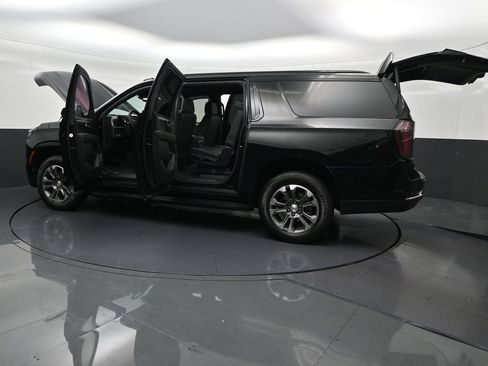 Used 2025 Chevrolet Suburban LT RWD image 37