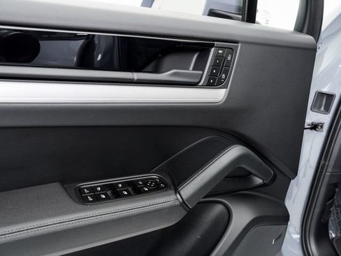 Certified 2025 Porsche Cayenne AWD/4WD image 8