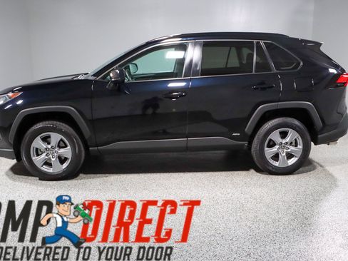 Used 2022 Toyota RAV4 LE AWD/4WD image 10
