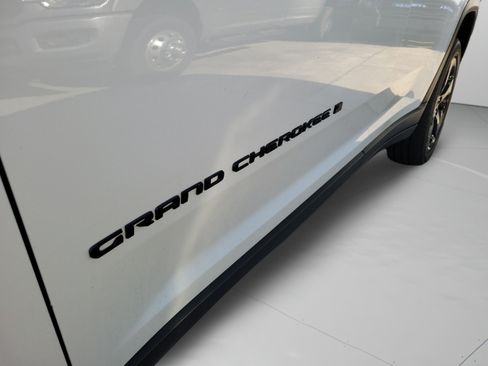 Certified 2025 Jeep Grand Cherokee Altitude AWD/4WD image 30
