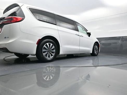 Used 2023 Chrysler Pacifica Touring-L image 35