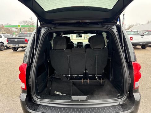 Used 2016 Dodge Grand Caravan SE image 23