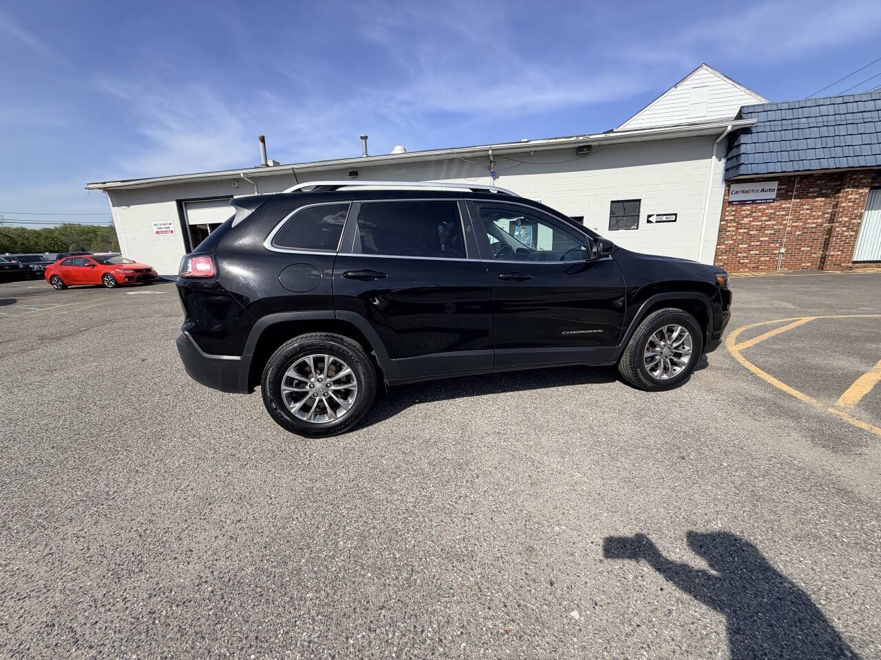Used 2019 Jeep Cherokee Latitude Plus w/ Cold Weather Group AWD/4WD image 23