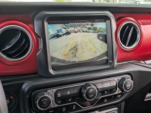 Used 2023 Jeep Wrangler Unlimited Rubicon w/ Cold Weather Group AWD/4WD image 16