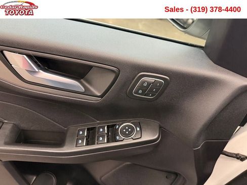 Used 2022 Ford Escape Titanium image 10