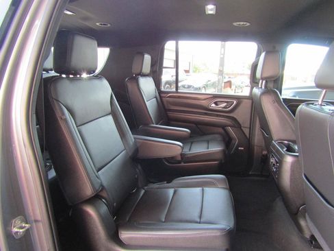 Used 2021 Chevrolet Suburban LT w/ Luxury Package RWD image 13