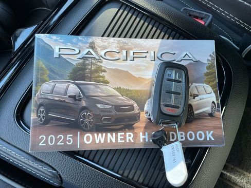 Used 2025 Chrysler Pacifica Limited FWD image 48