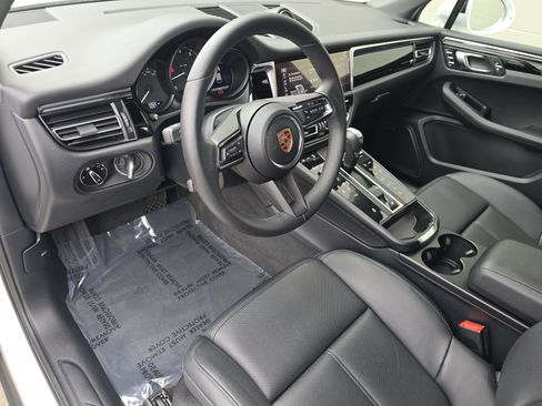 Certified 2025 Porsche Macan image 4