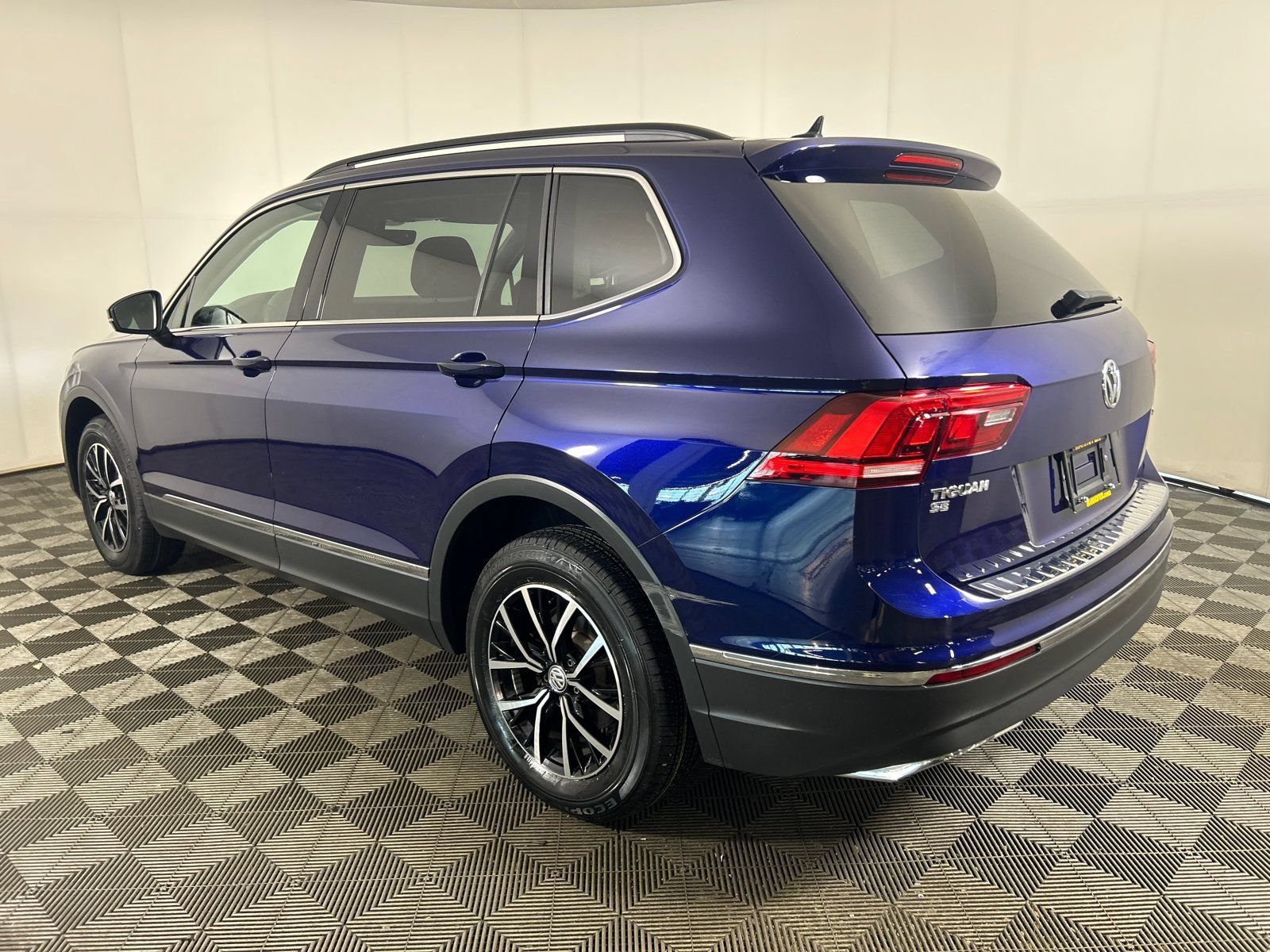 Used 2021 Volkswagen Tiguan SE w/ Panoramic Sunroof Package AWD/4WD image 5