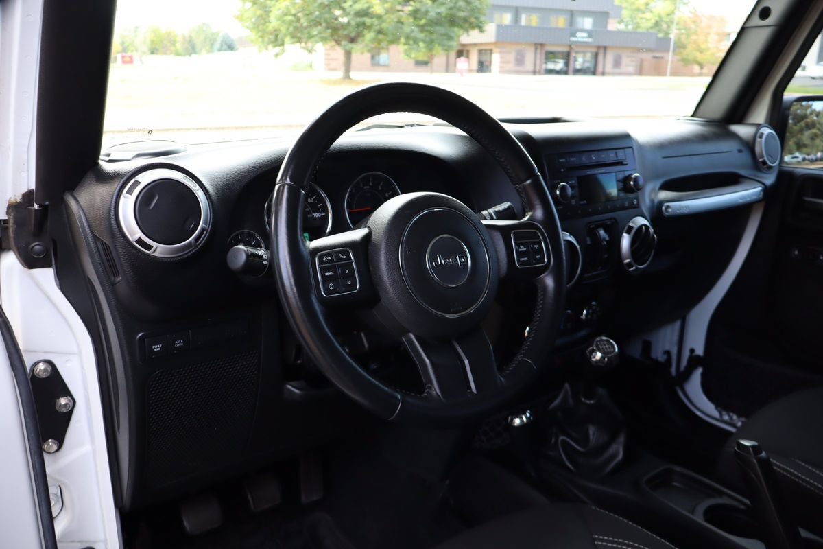 Used 2015 Jeep Wrangler Unlimited Rubicon w/ Connectivity Group AWD/4WD image 16
