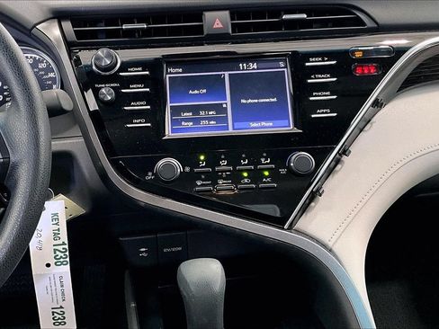 Used 2018 Toyota Camry LE FWD image 5