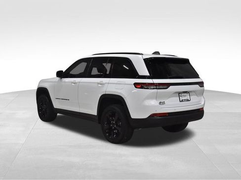 Used 2024 Jeep Grand Cherokee Altitude AWD/4WD image 8