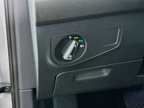 Used 2024 Volkswagen Tiguan SE image 16