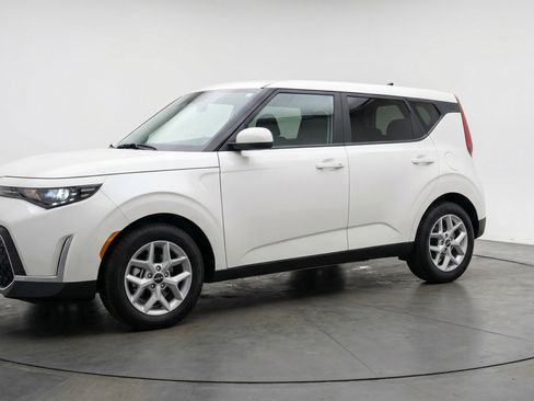 Used 2025 Kia Soul LX w/ LX Technology Package image 3