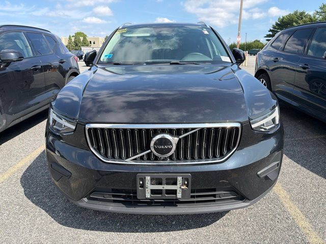 Used 2024 Volvo XC40 B5 Core AWD/4WD image 2