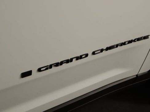 Used 2023 Jeep Grand Cherokee Limited w/ Black Appearance Package AWD/4WD image 41