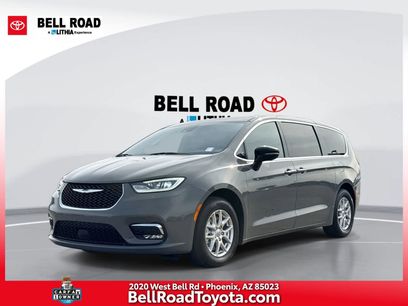 Used 2025 Chrysler Pacifica Select