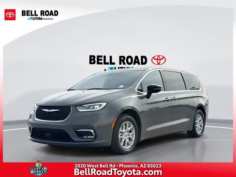 Used 2025 Chrysler Pacifica Select FWD image 1