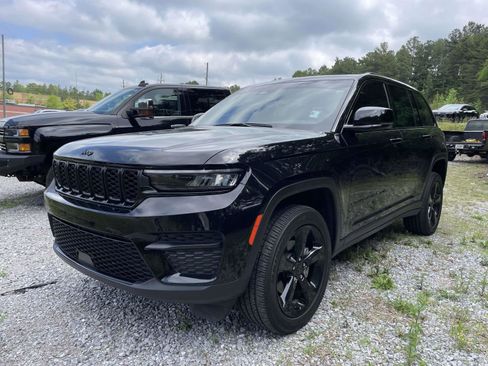 Used 2025 Jeep Grand Cherokee Altitude RWD image 3