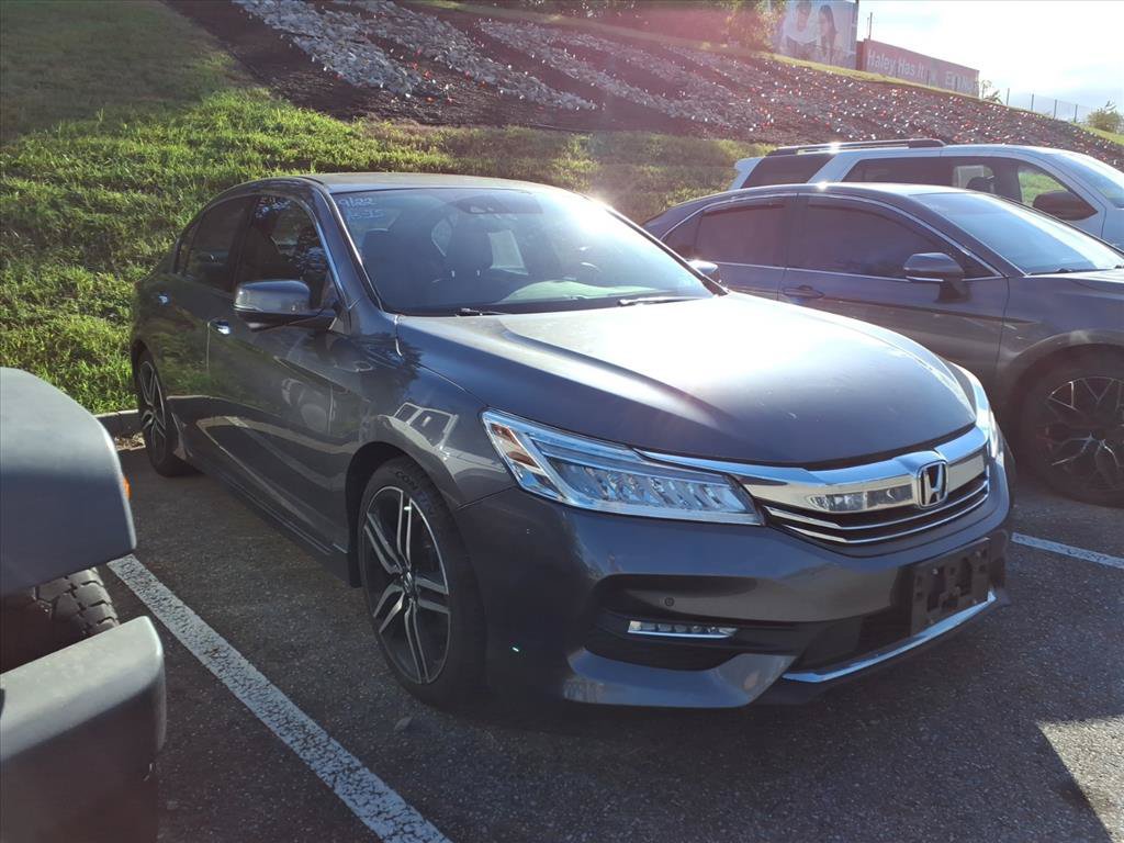 Used 2017 Honda Accord Touring image 2