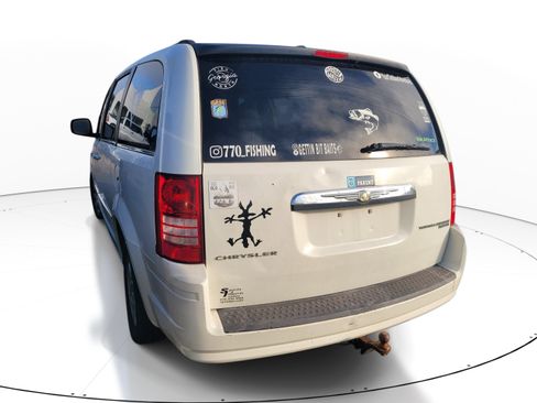 Used 2010 Chrysler Town & Country Touring FWD image 6