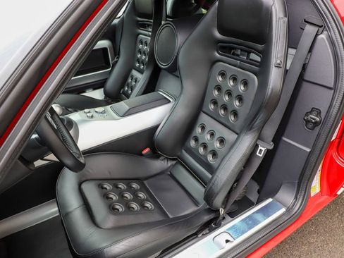 Used 2006 Ford GT RWD image 4
