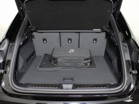 Used 2025 Porsche Macan 4 Electric image 14