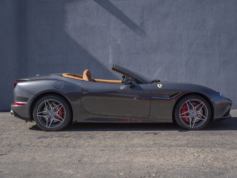 Certified 2015 Ferrari California T image 7