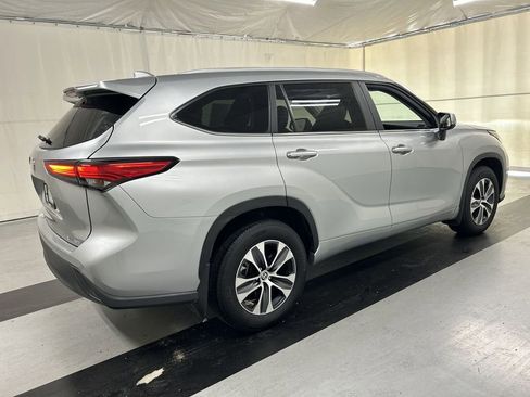 Used 2023 Toyota Highlander XLE AWD/4WD image 2