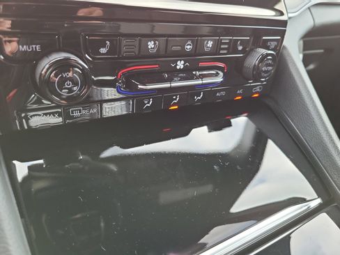 New 2025 Jeep Grand Cherokee Limited w/ Luxury Tech Group II image 24