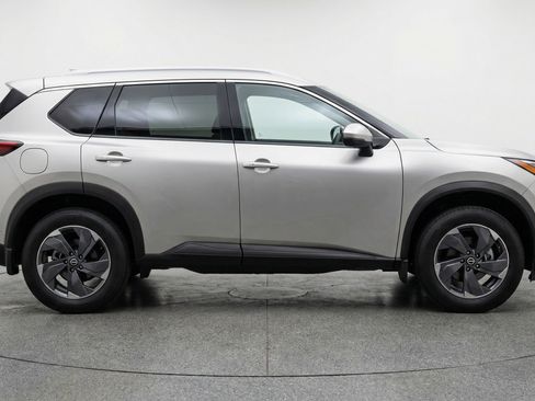 Used 2025 Nissan Rogue SV image 11