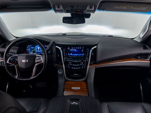 Used 2019 Cadillac Escalade Luxury AWD/4WD image 10