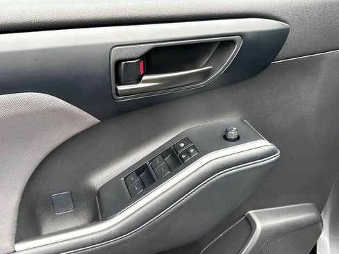 Used 2024 Toyota Highlander LE image 18