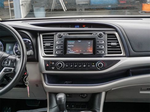 Used 2014 Toyota Highlander LE image 14
