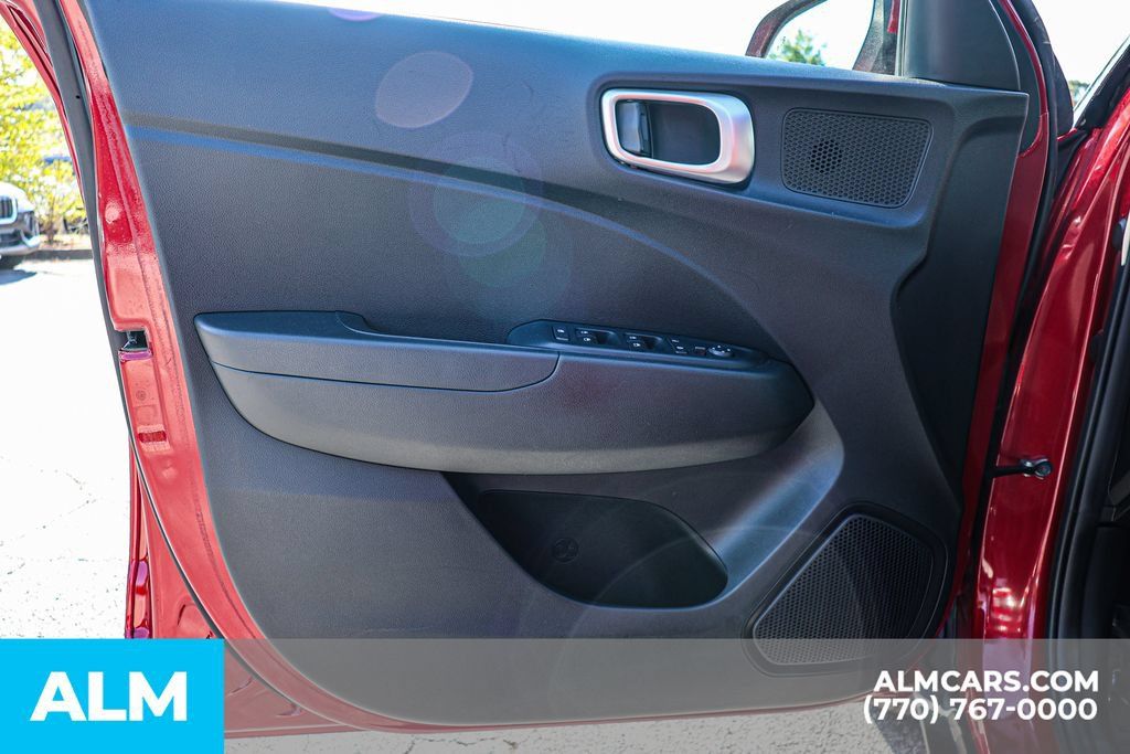 Used 2025 Hyundai Venue SEL FWD image 43