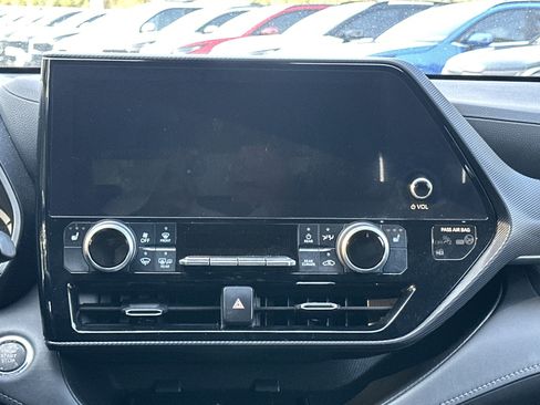 Used 2023 Toyota Highlander XSE image 3