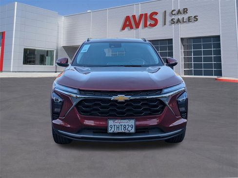 Used 2025 Chevrolet Trax LT w/ LT Convenience Package image 2