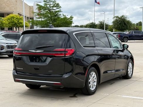 Used 2023 Chrysler Pacifica Touring-L FWD image 4