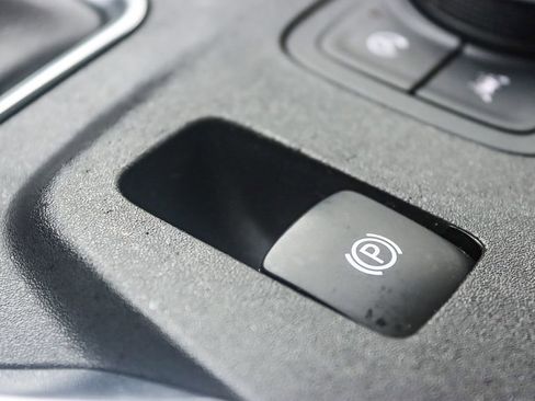 Used 2022 Chevrolet Traverse LT image 36