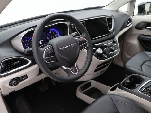 Used 2024 Chrysler Pacifica Touring-L image 12