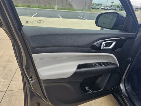 Used 2022 Jeep Compass Limited image 27