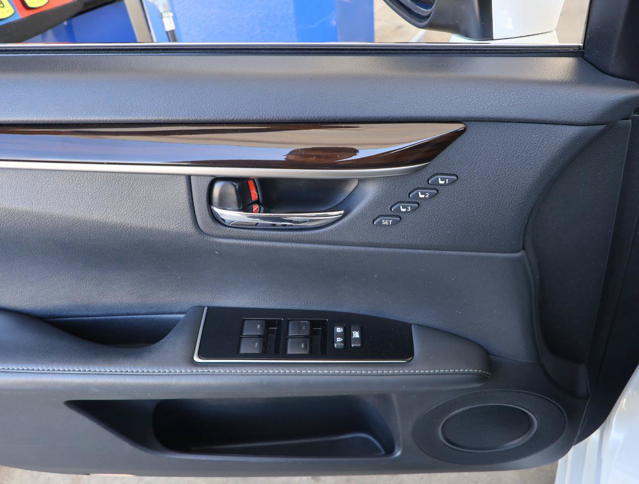 Used 2016 Lexus ES 350 w/ Premium Package w/Wood Trim FWD image 39