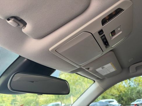Used 2024 Toyota Highlander LE FWD image 31