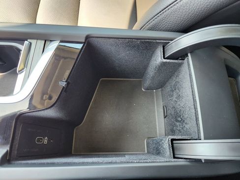 Certified 2025 Volvo XC60 B5 Plus AWD/4WD image 31