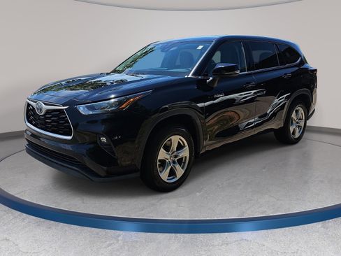 Used 2020 Toyota Highlander LE FWD image 1