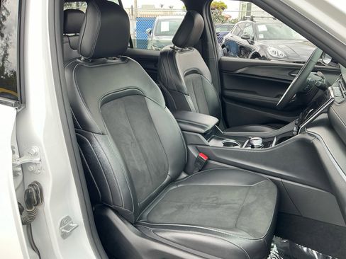 Used 2025 Jeep Grand Cherokee Altitude RWD image 21