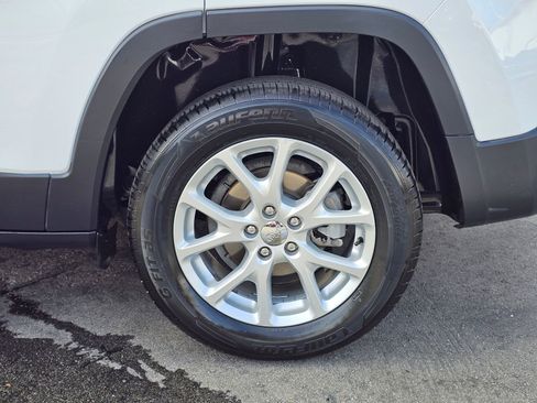 Used 2015 Jeep Cherokee Sport w/ Sport Appearance Group FWD image 9