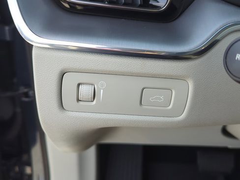 Used 2020 Volvo XC60 T5 Momentum w/ Protection Package Premier image 10