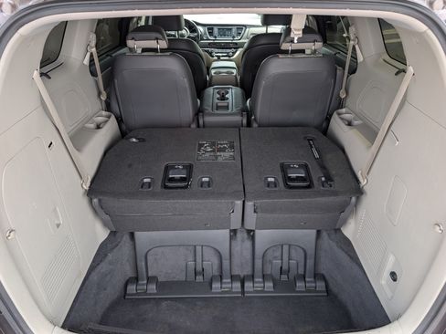 Used 2017 Kia Sedona LX w/ LX Essentials Premium Package FWD image 14