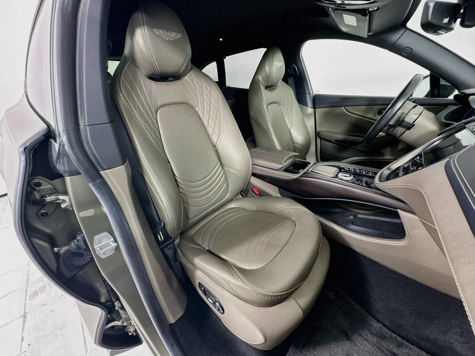 Used 2023 Aston Martin DBX AWD/4WD image 7